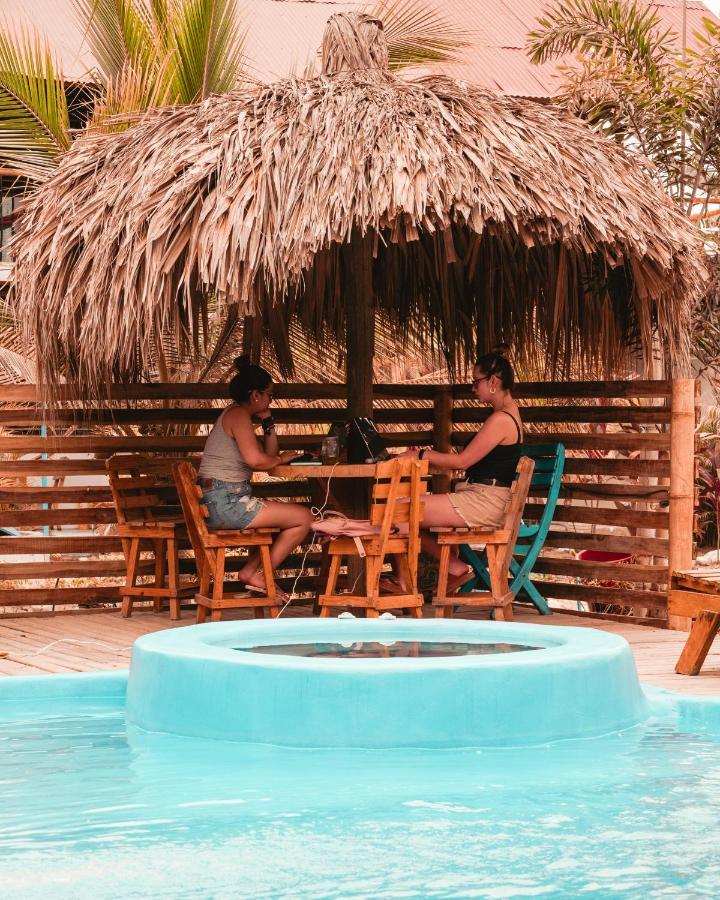 El Zoo Hostel, Bar & Pool Palomino Exterior photo